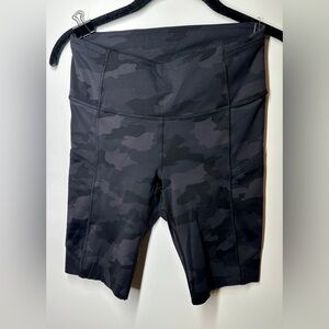 Lululemon women’s Black Camo Biker shorts, with pockets, size 6
